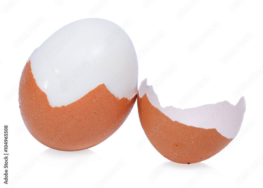 在白底上分离的煮鸡蛋。