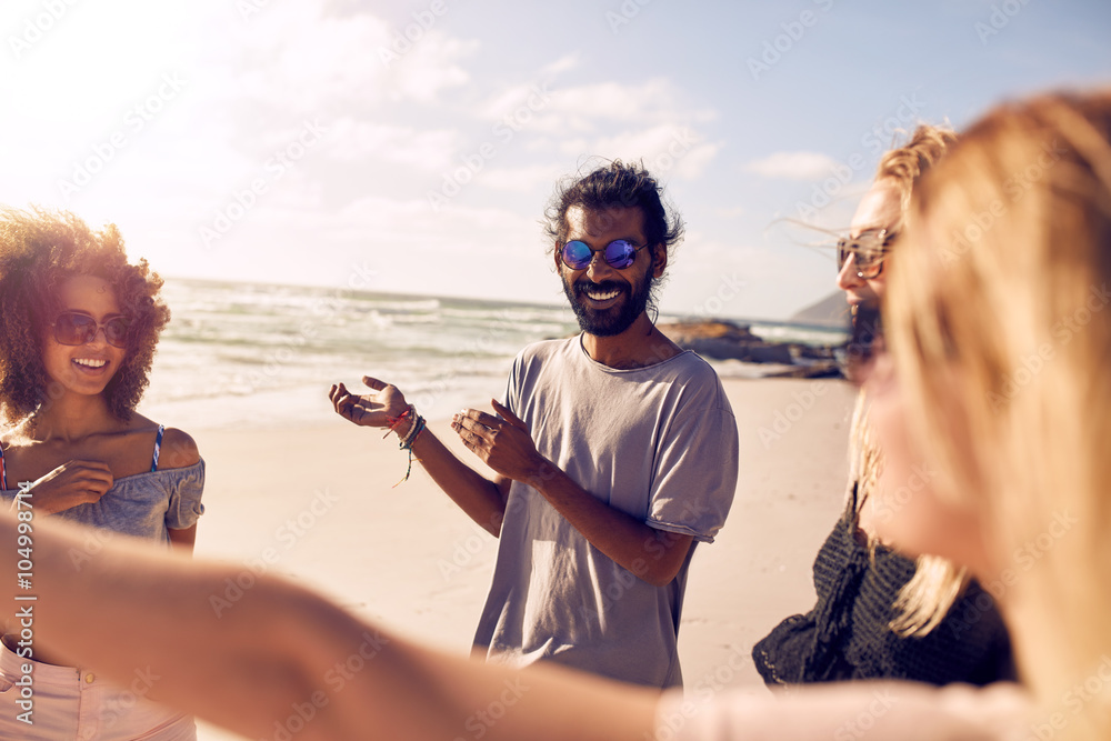 一群朋友在海滩上玩得很开心