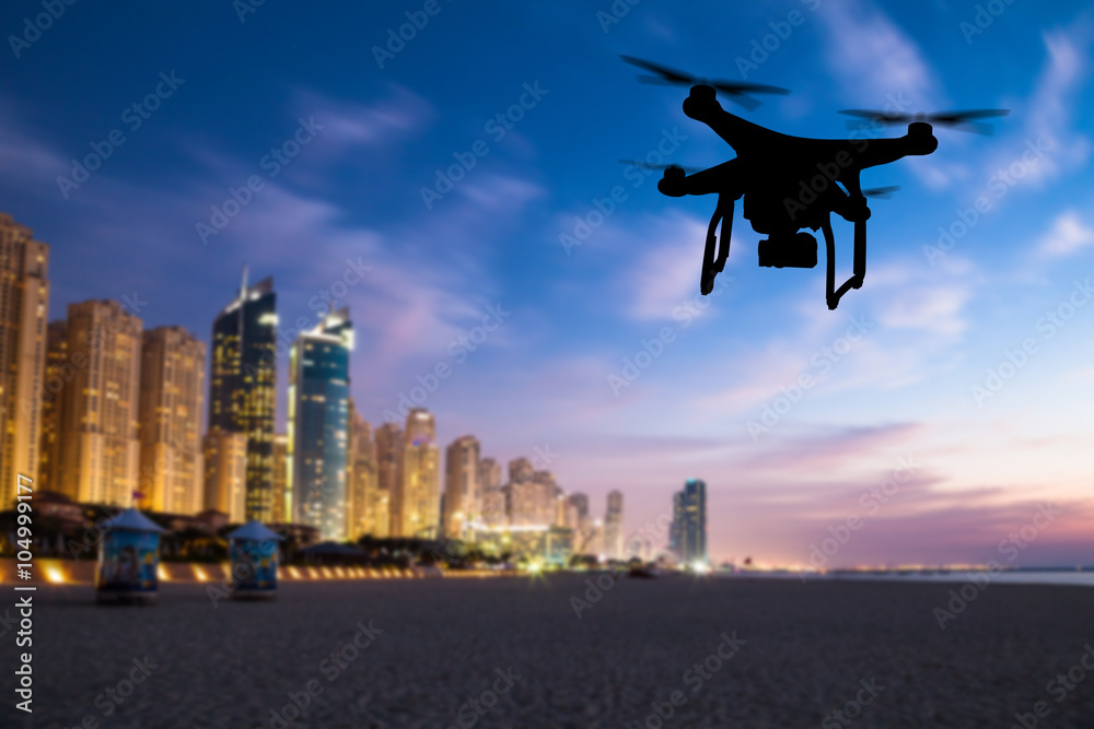 迪拜城市全景上空飞行的无人机剪影