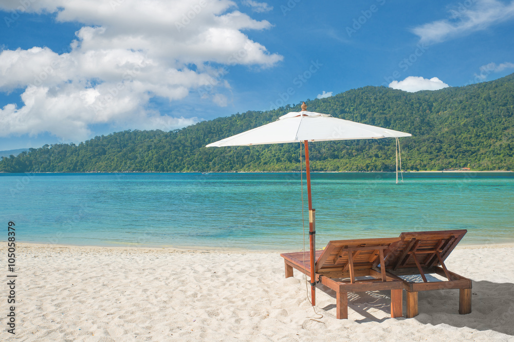 夏季、旅行、度假和度假概念-沙滩椅和