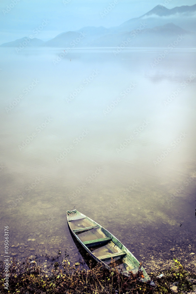 湖边孤独的渔船