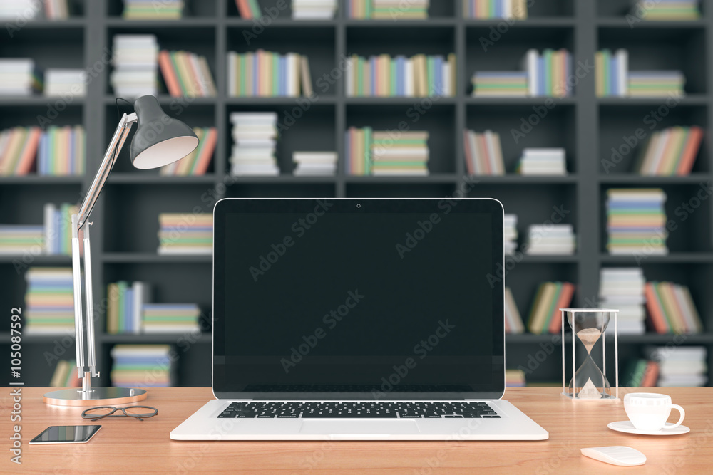 书架背景木桌上的空白笔记本电脑屏幕，moc