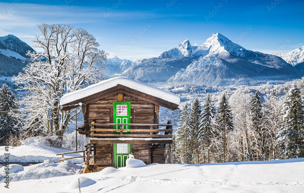阿尔卑斯山的冬季仙境与传统的山间小屋