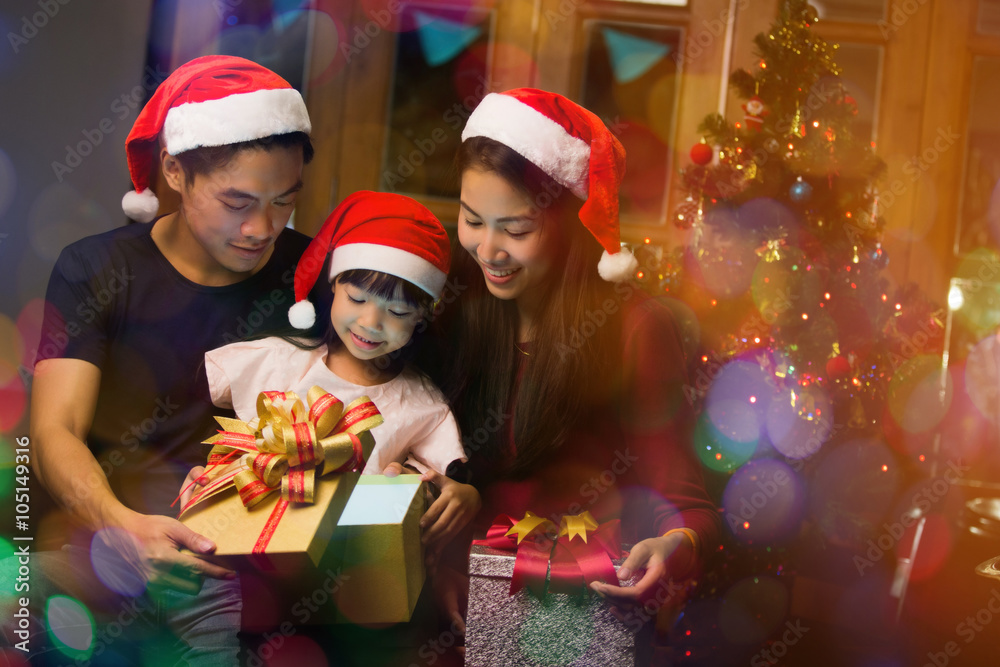 亚洲家庭圣诞快乐打开礼盒