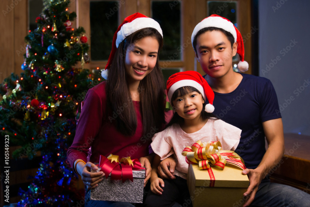 亚洲家庭送礼，圣诞快乐。晚上