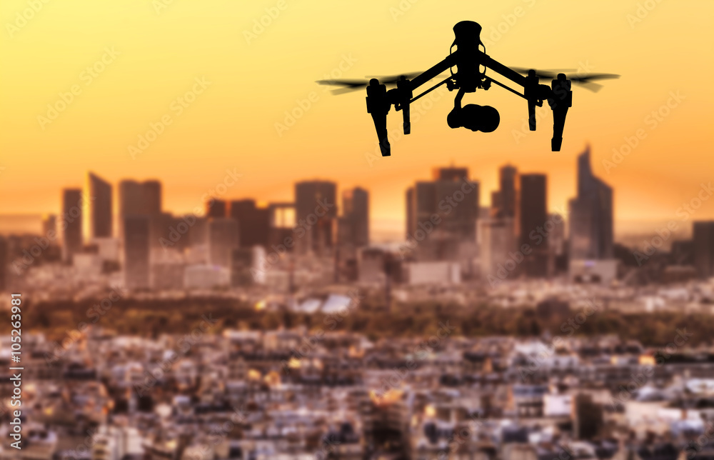 巴黎城市全景上空飞行的无人机剪影