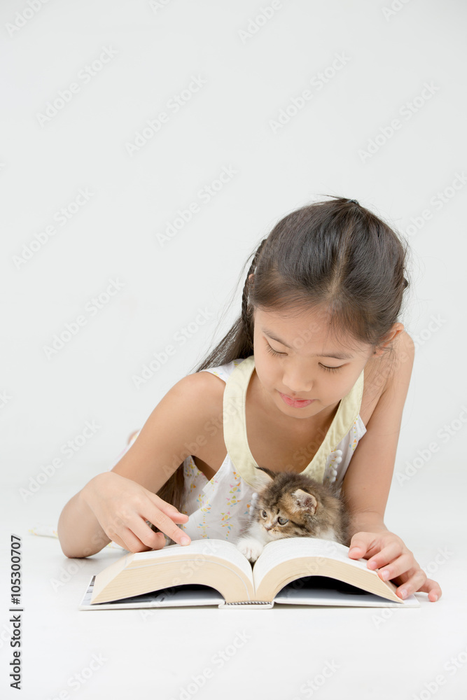亚洲小女孩与可爱的波斯小猫在隔离状态下看书