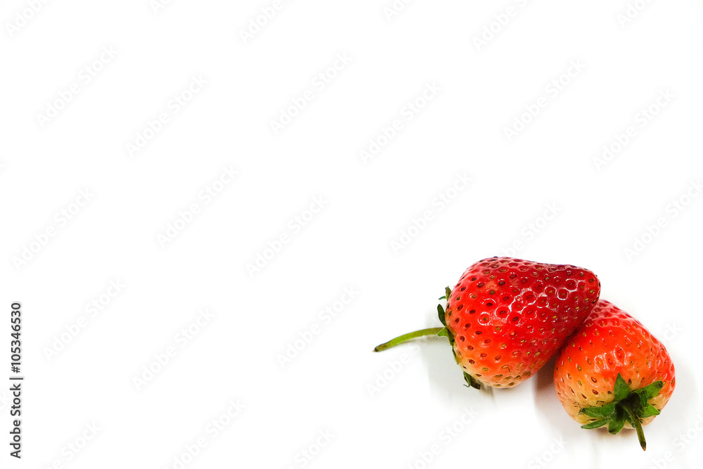 在白色背景上分离的两个草莓，具有复制空间fo