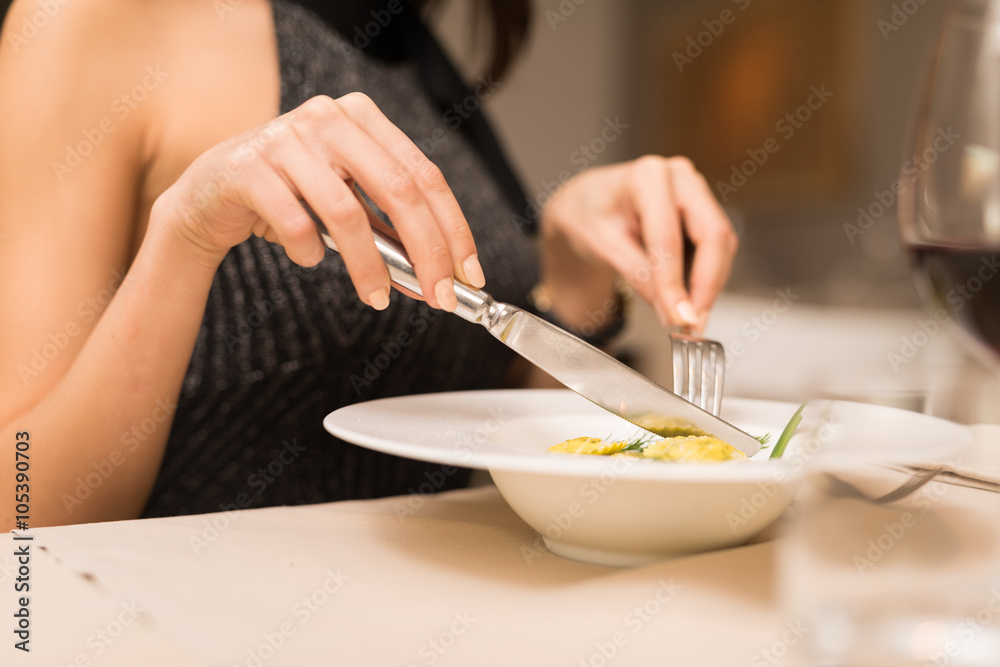 女人在餐馆吃晚饭