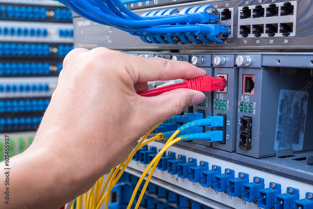 在网络服务器机房工作的人，带光纤集线器用于digi