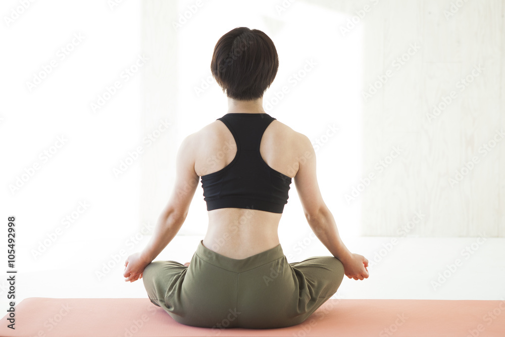 瑜伽姿势女性的背影