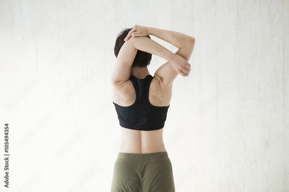 女人正在做肩关节伸展运动