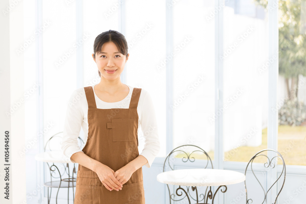 咖啡馆里的亚洲女服务员