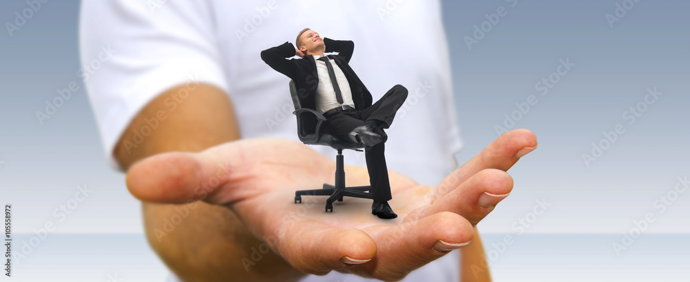 一名男子在办公室的椅子上放松
