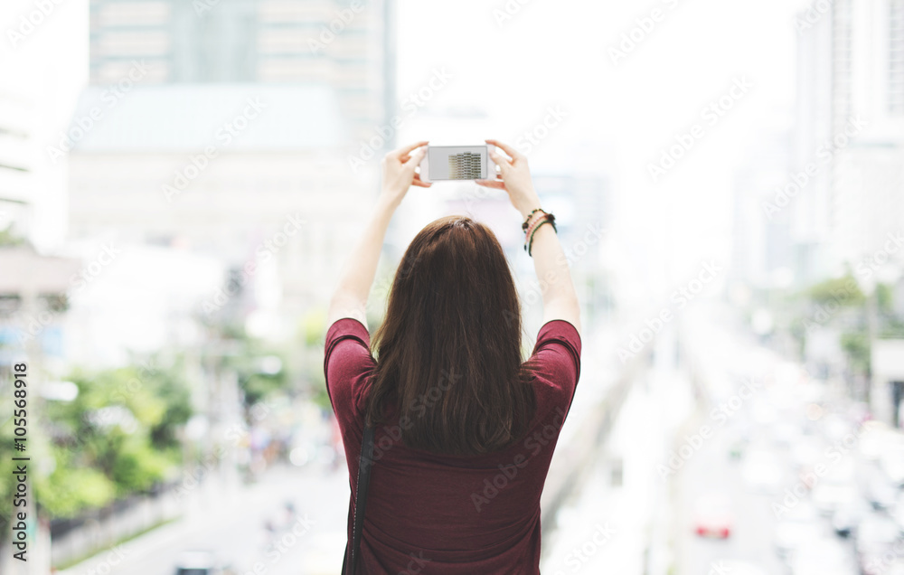女性后视摄影旅行城市生活理念