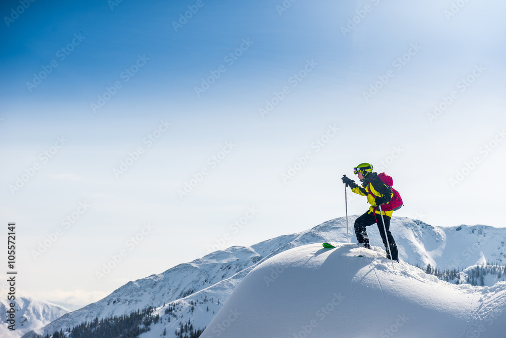 滑雪运动员在山顶上行走。
