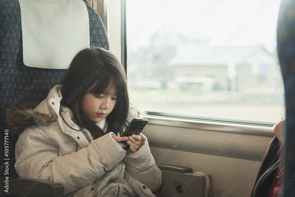 亚洲小女孩用智能手机分享社交媒体