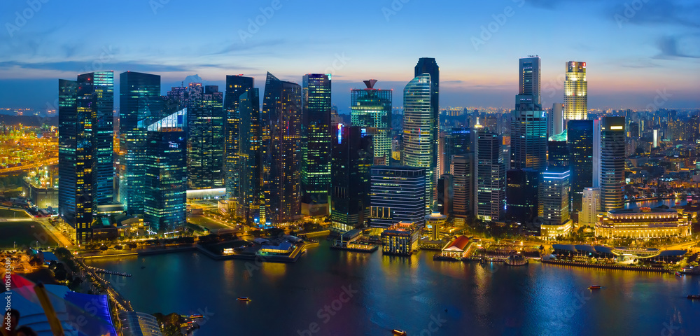 夜晚的新加坡市中心，鸟瞰图