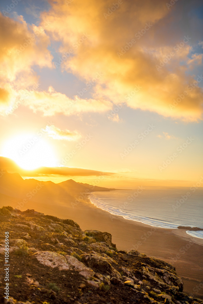 年日落时富特文图拉岛上的科菲特海滩和詹迪亚半岛山脉的俯视图