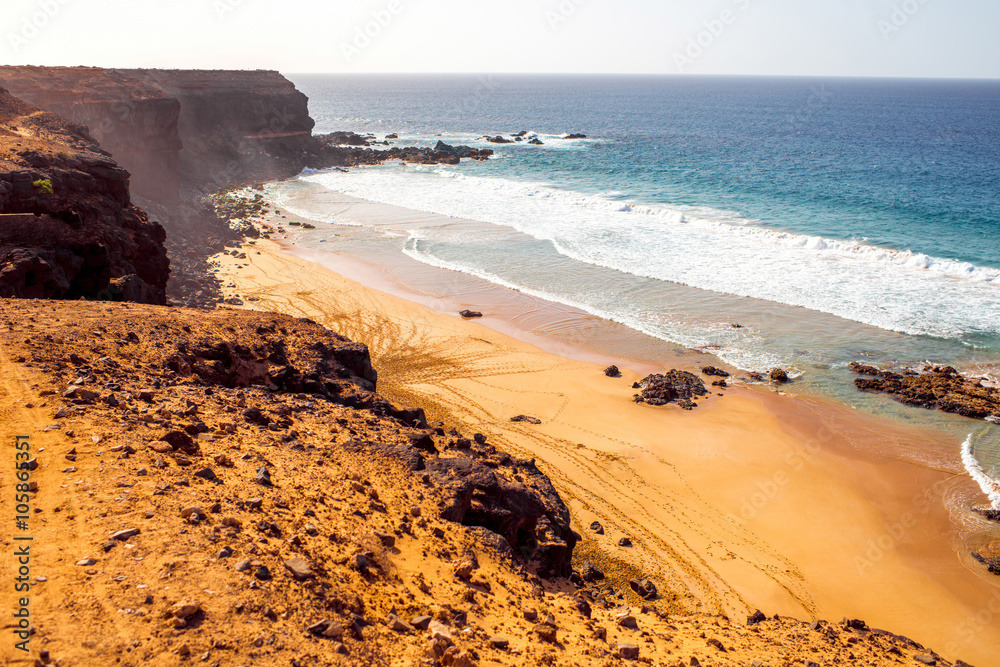El Cotillo村附近Fuerteventura岛西北部的沙质岩石海岸线