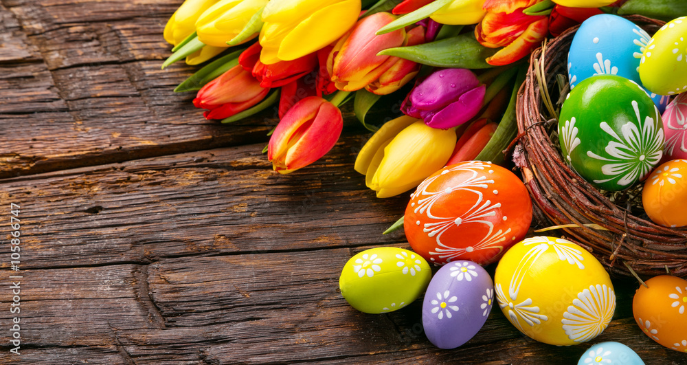 木板上的复活节彩蛋和郁金香