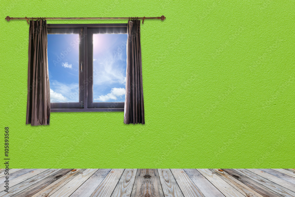 打开绿色墙壁上木地板上的窗帘和窗户