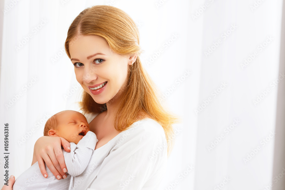 新生儿在母亲温柔的怀抱中