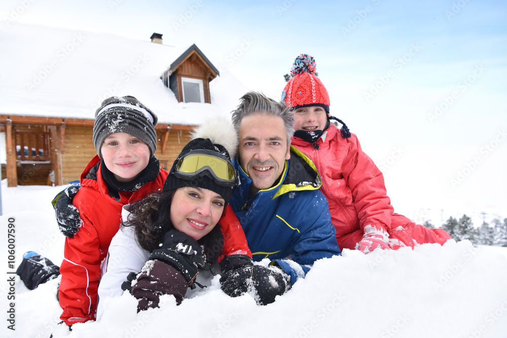 一家人在雪地里享受冬天的时光