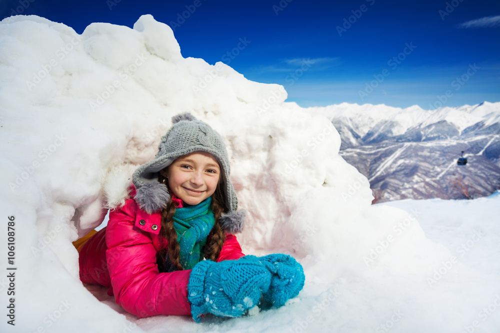 年轻女孩在雪地里玩耍的特写肖像