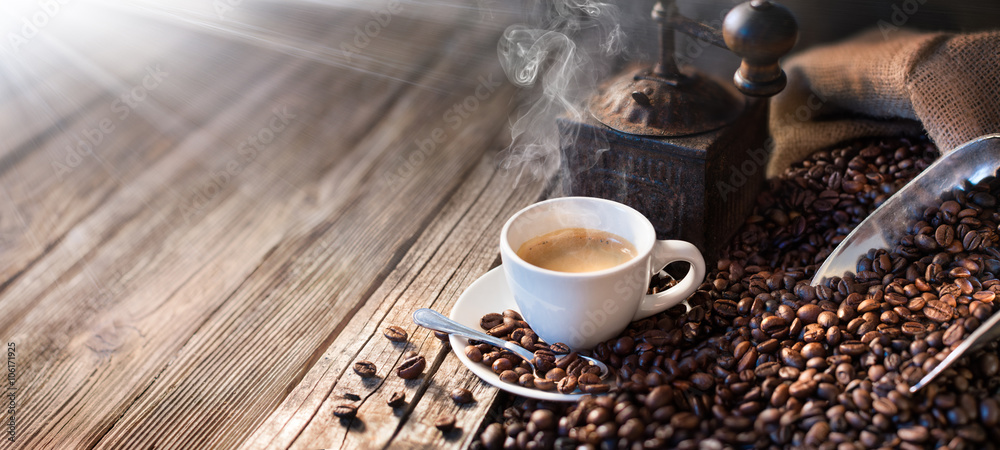 早上从一杯好咖啡开始——晨光照亮传统的浓缩咖啡
