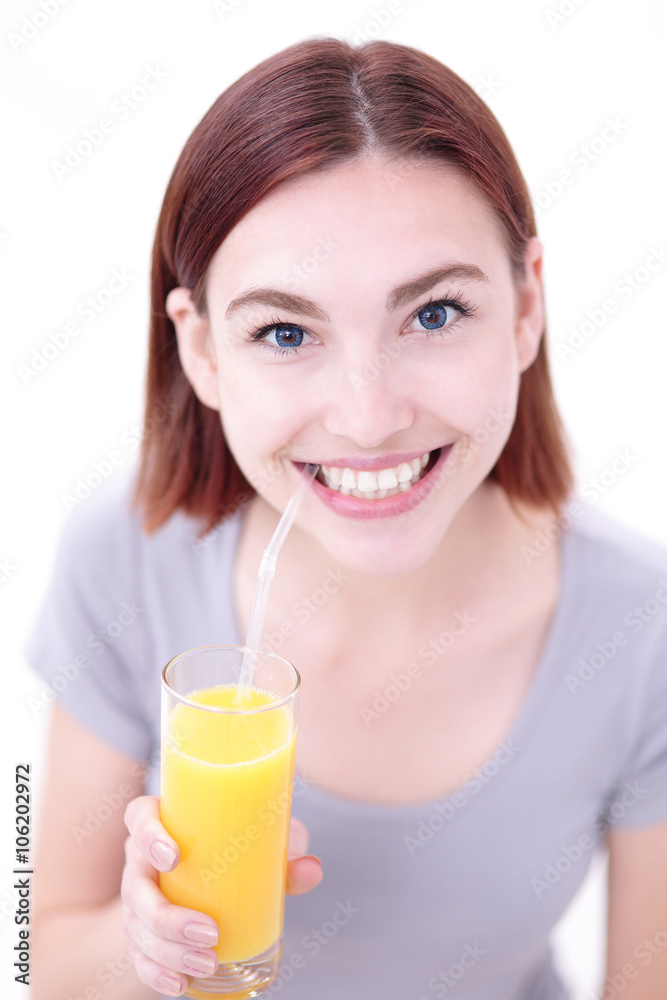 快乐的女人拿着橙汁
