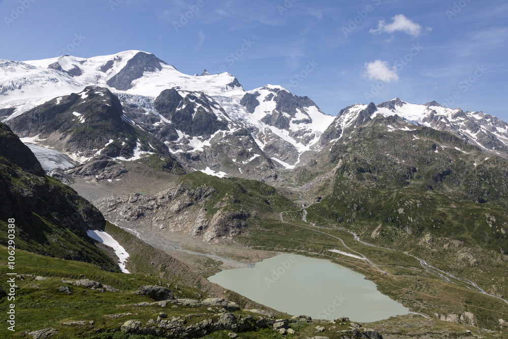 瑞士阿尔卑斯山，苏斯滕附近有冰川湖