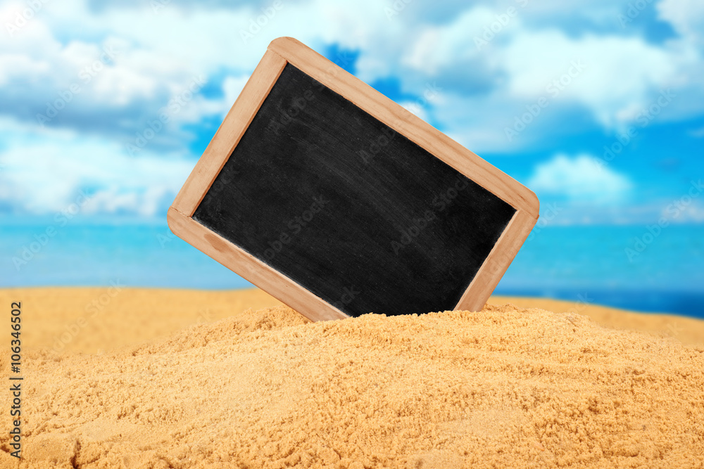 在沙滩上的夏季背景上为您的文本设置网板。
