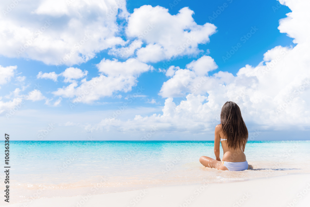 海滩度假梦中的女人在梦幻般完美的海洋热带目的地享受暑假。Per