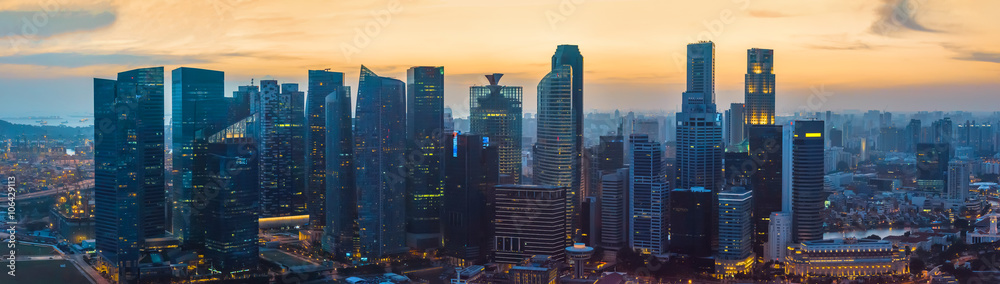 日落时分的新加坡市中心摩天大楼