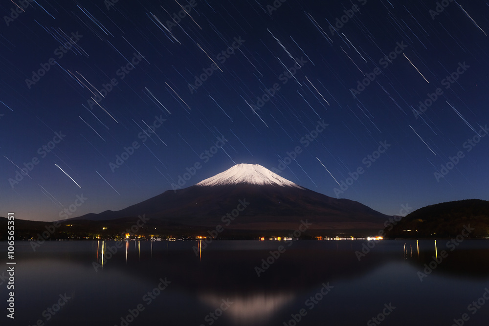 富士山、湖泊和冬季恒星的星迹