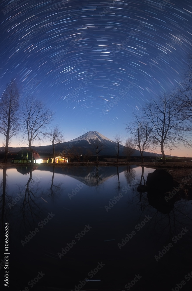 富士山、湖泊和冬季恒星的星迹