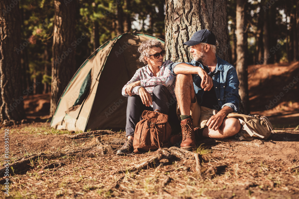 快乐的老年夫妇在森林里露营