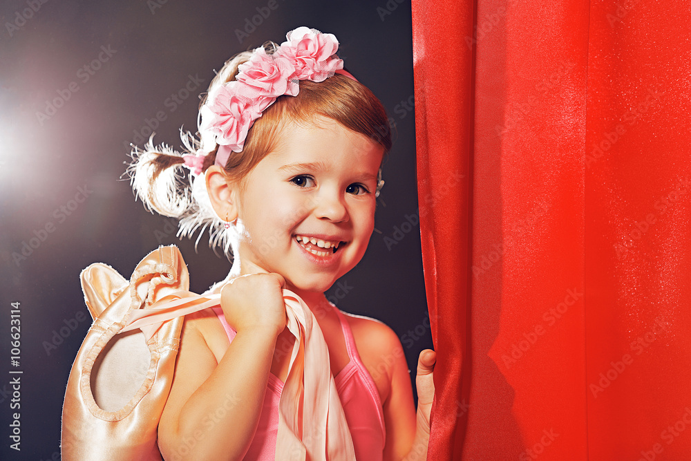 红边戏舞台上的小女孩芭蕾舞演员