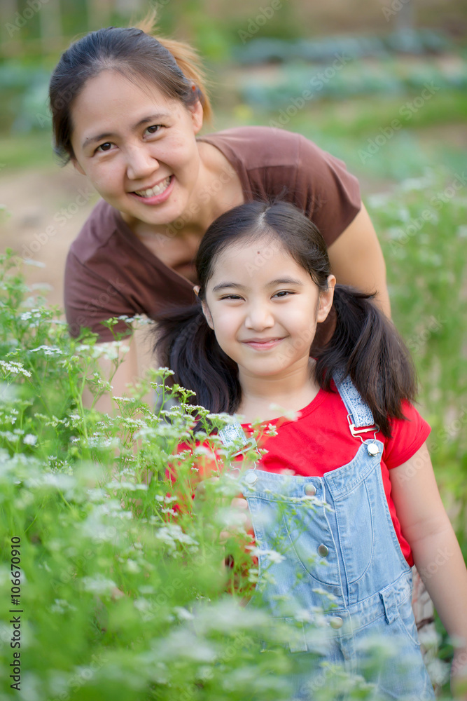快乐的亚洲女儿和妈妈一起园艺