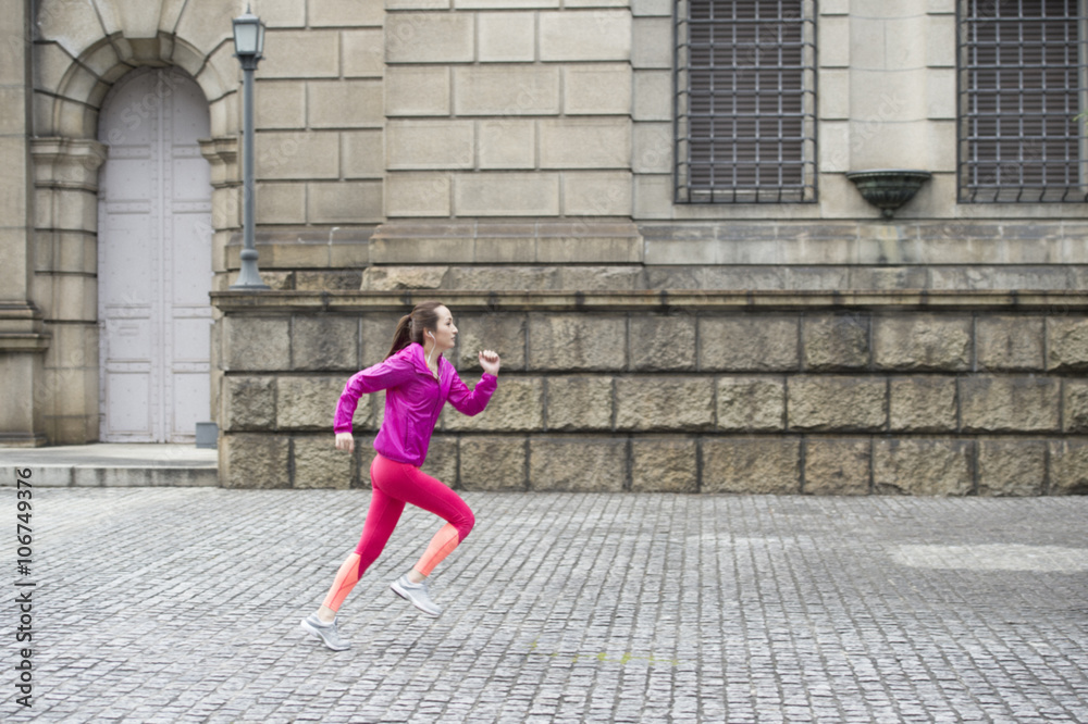 年轻女子穿着运动服跑步