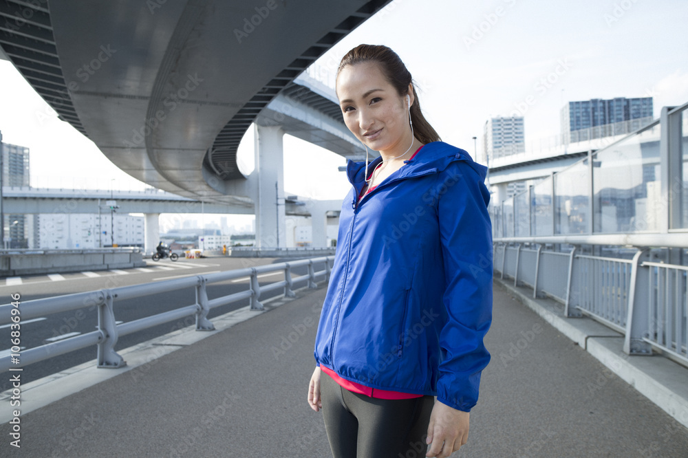 穿着运动服的女跑步者肖像