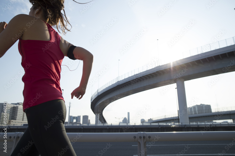 女跑步者用可穿戴终端管理城市