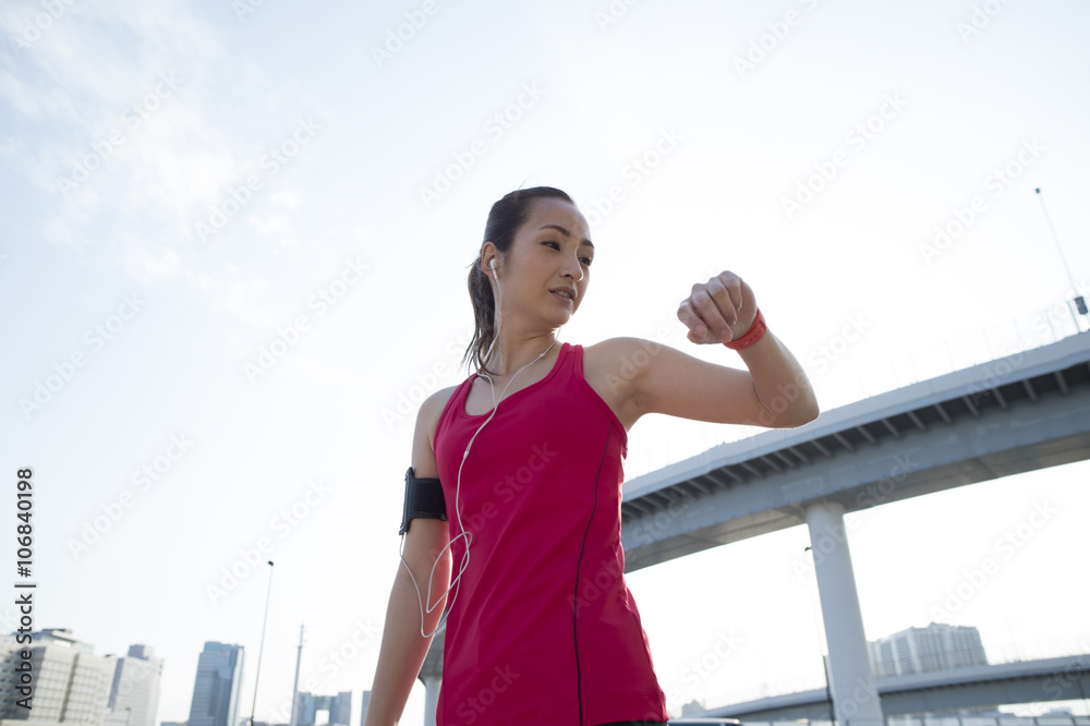 女性跑步者已在可穿戴终端中确认行程距离