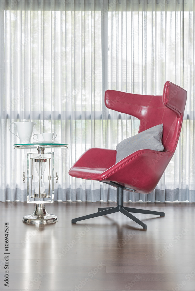 现代红色椅子配灰色枕头