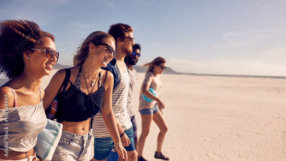 一群朋友在海滩上散步