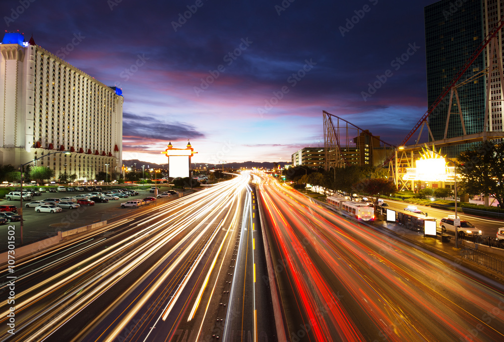 拉斯维加斯紫色天空中繁忙的道路交通和现代建筑