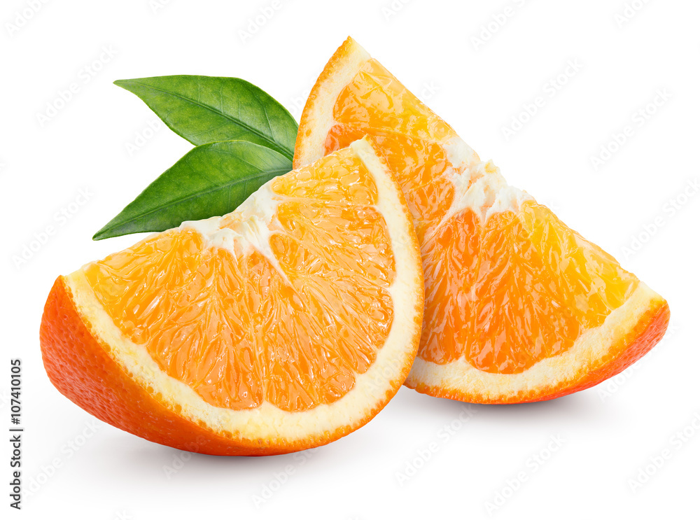 橙色水果。叶子孤立在白色上的切片。