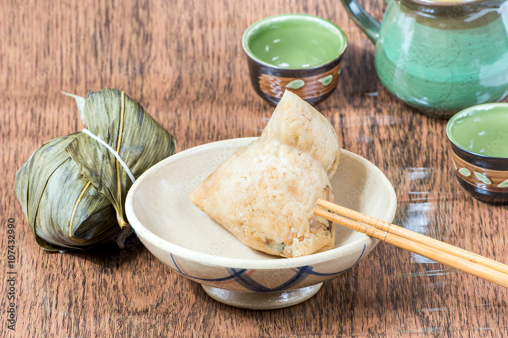 端午节粽子或粘粽子（中国粽子食品）配茶壶