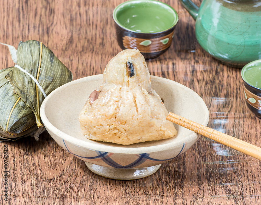 端午节粽子或粘粽子（中国粽子食品）配茶壶